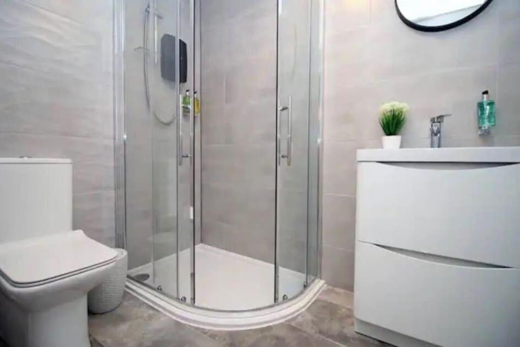 Luxury Redefined:Cardiff 1-Bed Apartment Exterior foto